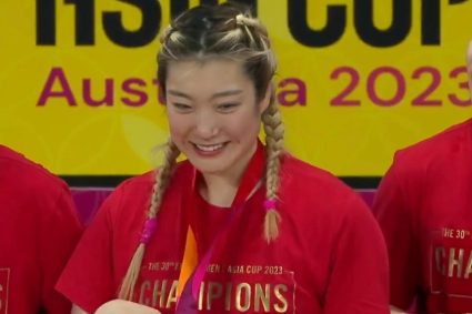 Li Meng wore two braids with gold medals and was as happy as a child got candy.